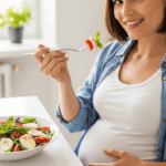 femme enceinte qui mange de la mozzarella