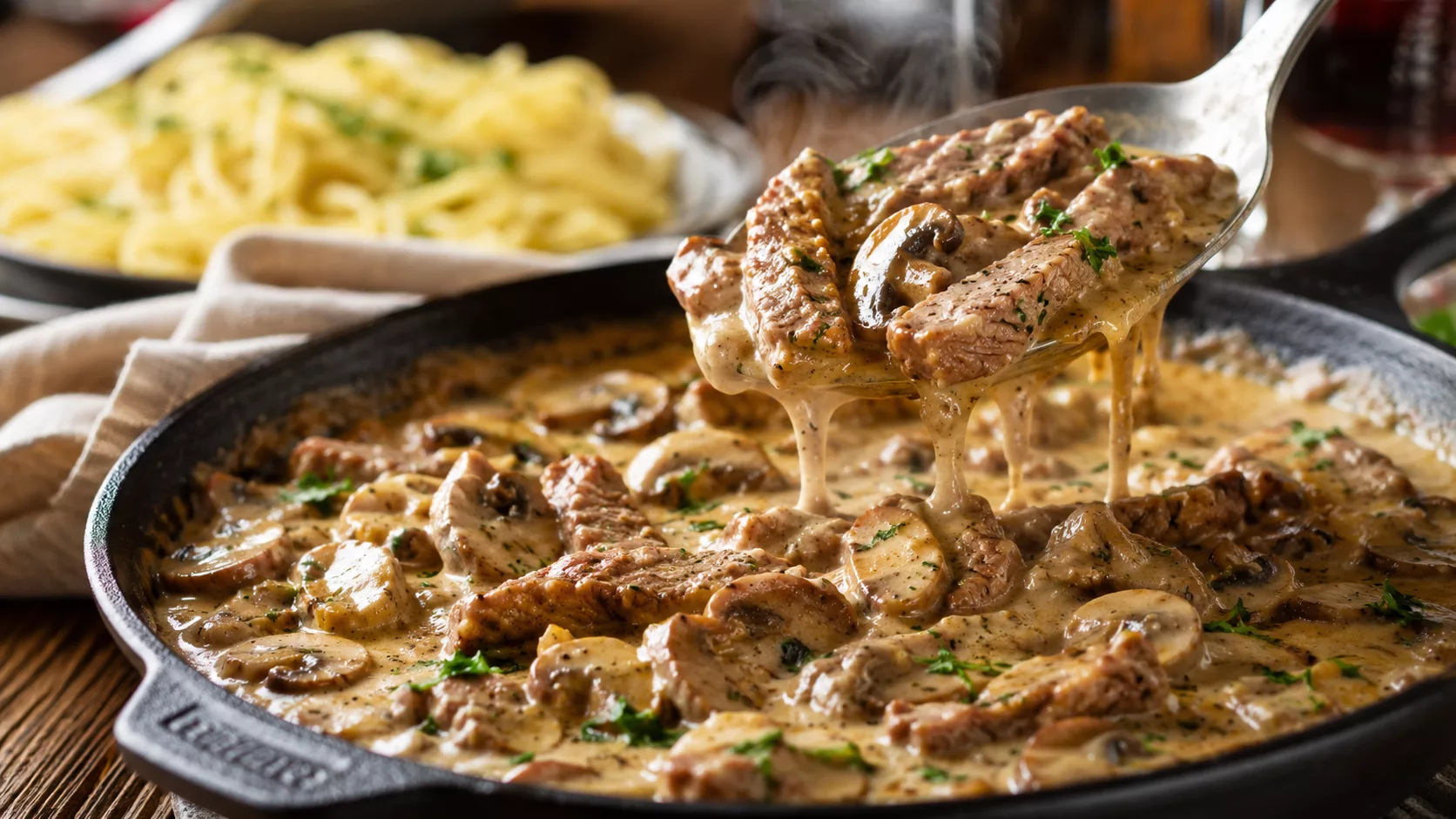 Ce bœuf Stroganoff ultra crémeux qui transforme un simple dîner en véritable repas de fête 9 Ce bœuf Stroganoff ultra crémeux qui transforme un simple dîner en véritable repas de fête