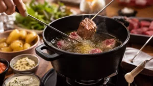 Cette fondue bourguignonne conviviale et ses sauces maison vont transformer votre repas en véritable fête 4 Cette fondue bourguignonne conviviale et ses sauces maison vont transformer votre repas en véritable fête